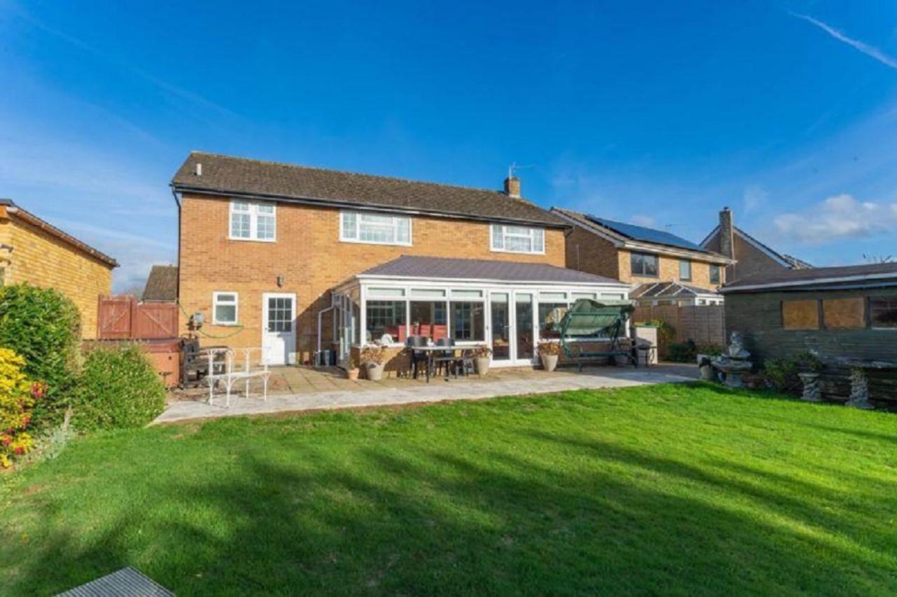 Kennedy Villa - 5 Bedroom House With Hot Tub, Wifi, Free Parkings, Close To Bicester Village Exteriör bild