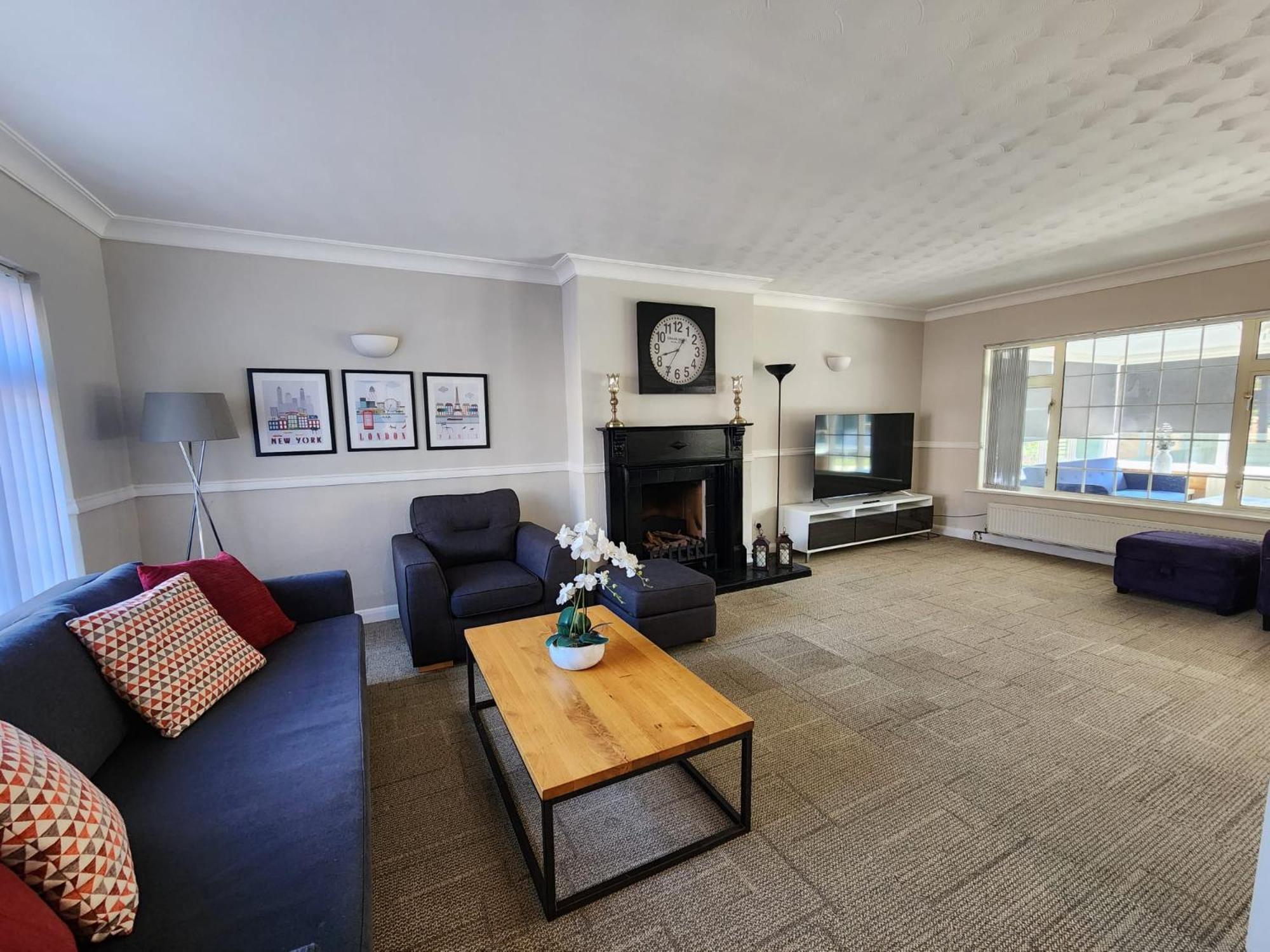 Kennedy Villa - 5 Bedroom House With Hot Tub, Wifi, Free Parkings, Close To Bicester Village Exteriör bild