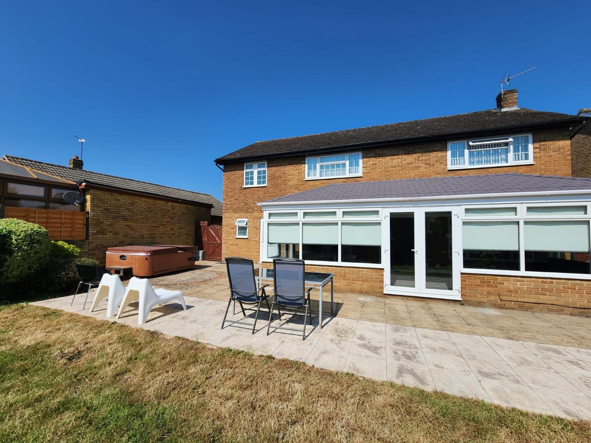 Kennedy Villa - 5 Bedroom House With Hot Tub, Wifi, Free Parkings, Close To Bicester Village Exteriör bild