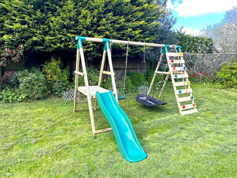 Kennedy Villa - 5 Bedroom House With Hot Tub, Wifi, Free Parkings, Close To Bicester Village Exteriör bild