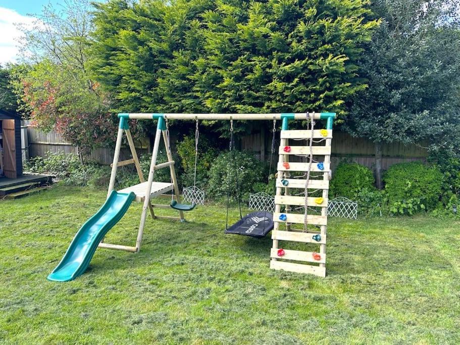 Kennedy Villa - 5 Bedroom House With Hot Tub, Wifi, Free Parkings, Close To Bicester Village Exteriör bild