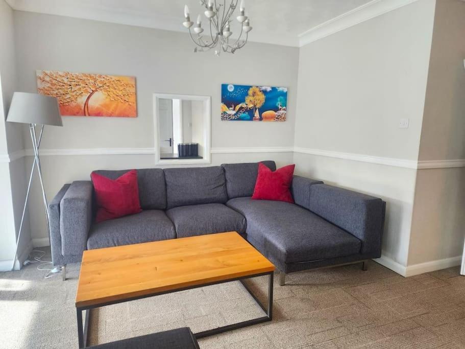 Kennedy Villa - 5 Bedroom House With Hot Tub, Wifi, Free Parkings, Close To Bicester Village Exteriör bild