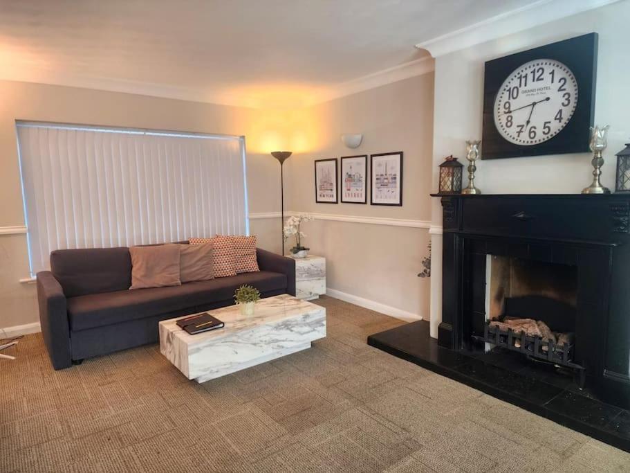 Kennedy Villa - 5 Bedroom House With Hot Tub, Wifi, Free Parkings, Close To Bicester Village Exteriör bild